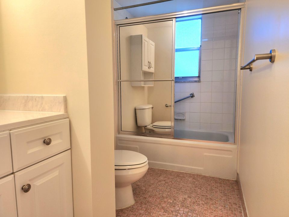 Active With Contract: $1,550 (2 beds, 2 baths, 1020 Square Feet)