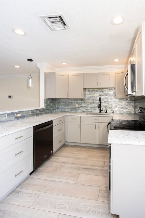 Active With Contract: $395,900 (3 beds, 2 baths, 1020 Square Feet)