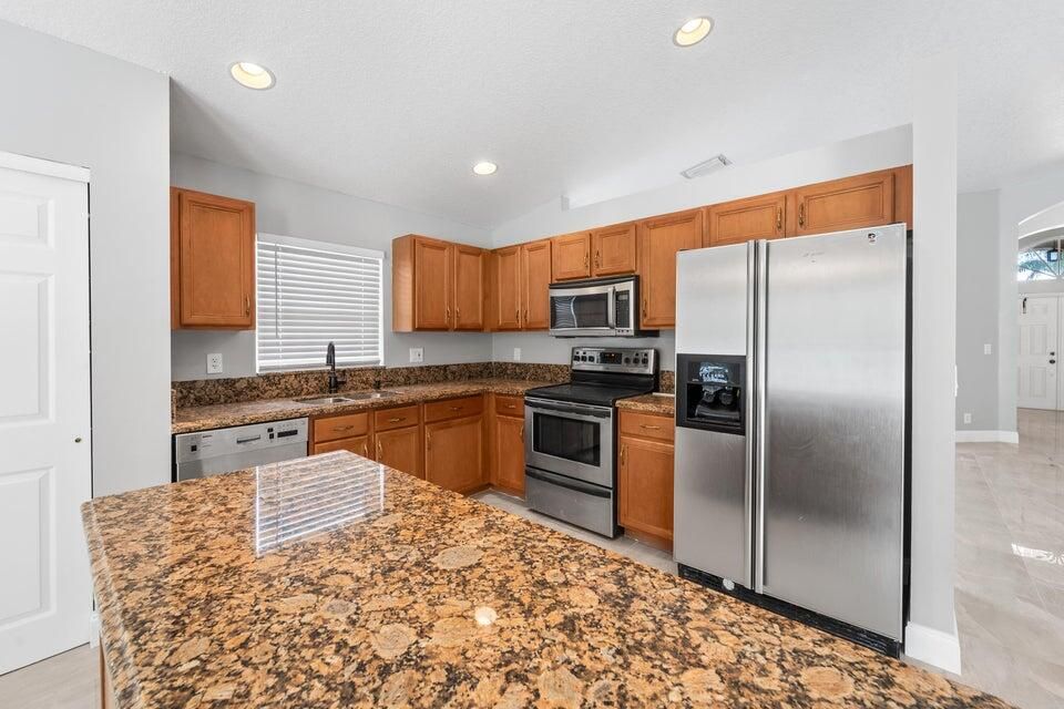 For Rent: $3,800 (3 beds, 2 baths, 1943 Square Feet)