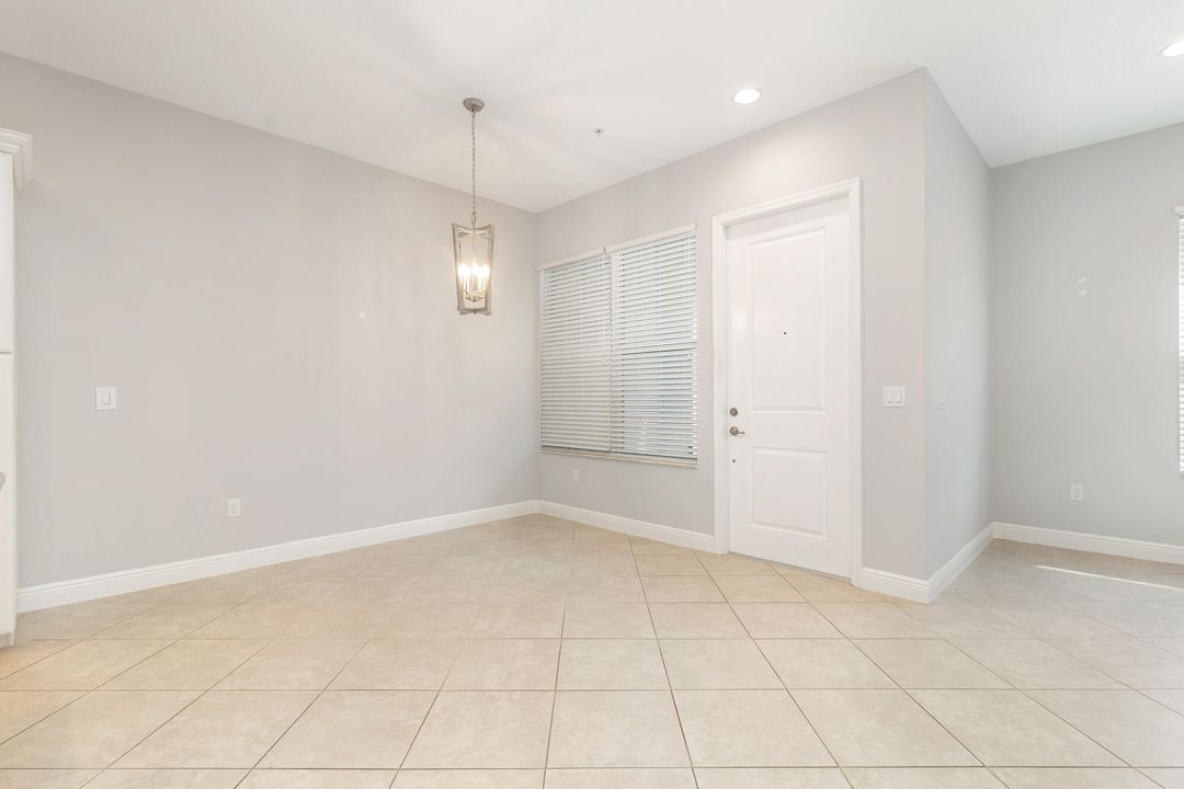 合同活跃: $695,000 (3 贝兹, 2 浴室, 1904 平方英尺)