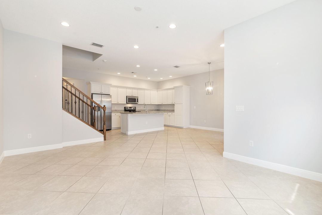 合同活跃: $695,000 (3 贝兹, 2 浴室, 1904 平方英尺)