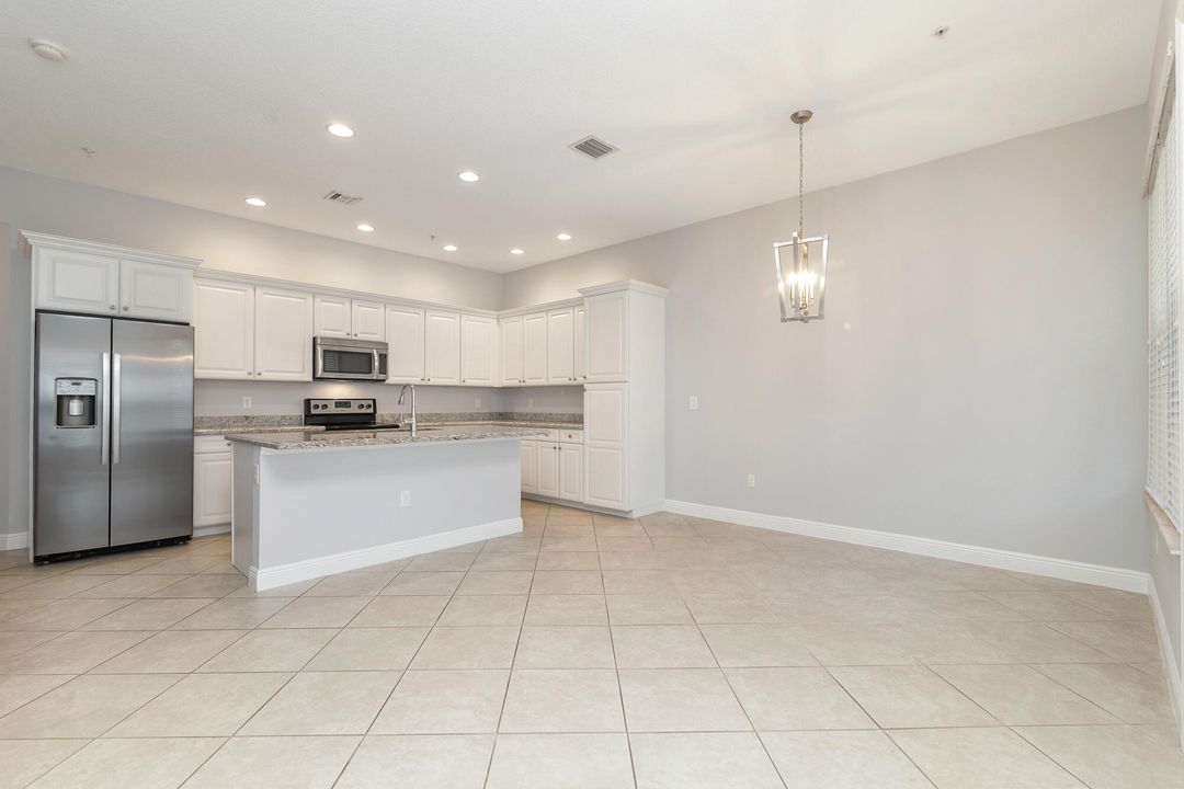 合同活跃: $695,000 (3 贝兹, 2 浴室, 1904 平方英尺)