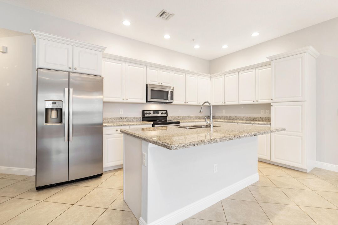 合同活跃: $695,000 (3 贝兹, 2 浴室, 1904 平方英尺)