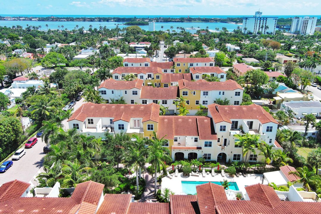 合同活跃: $695,000 (3 贝兹, 2 浴室, 1904 平方英尺)