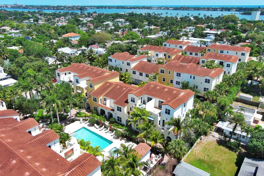 合同活跃: $695,000 (3 贝兹, 2 浴室, 1904 平方英尺)