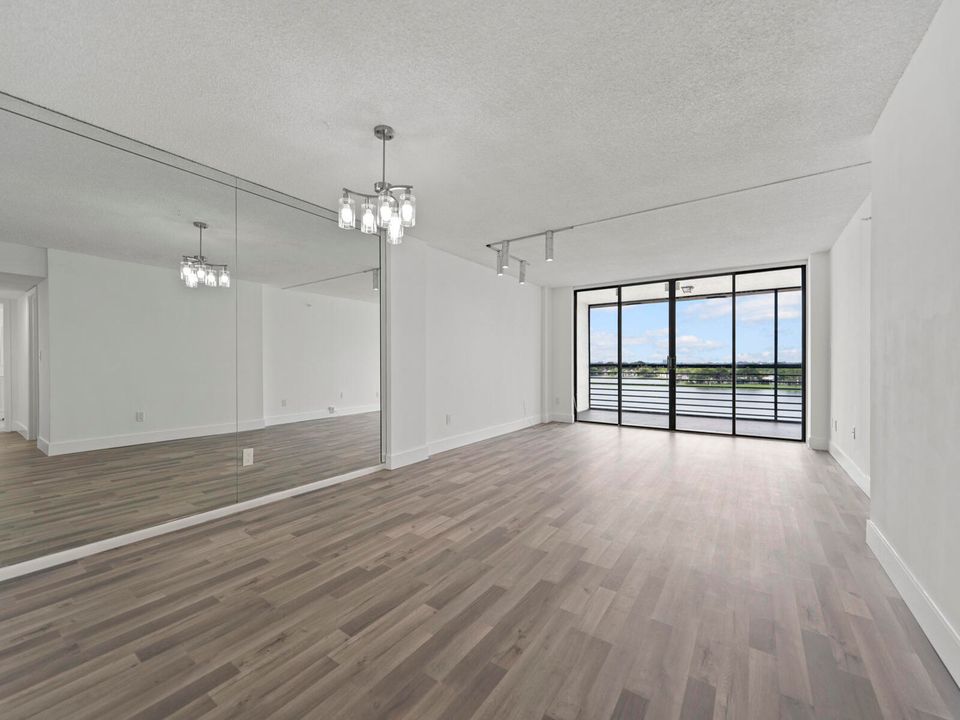 Active With Contract: $275,000 (2 beds, 2 baths, 1586 Square Feet)