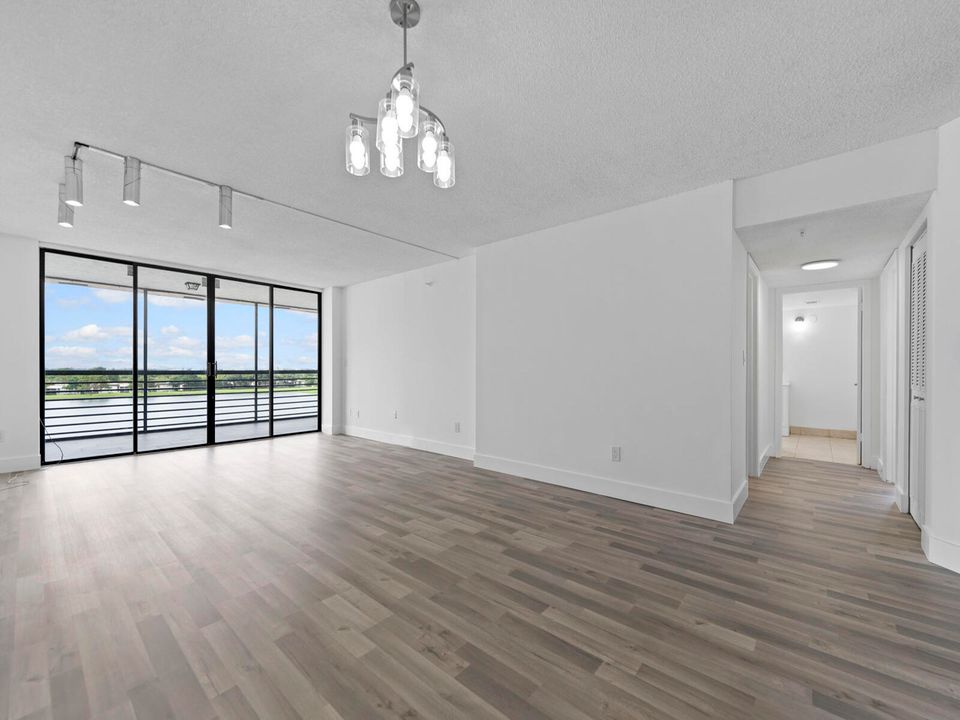 Active With Contract: $275,000 (2 beds, 2 baths, 1586 Square Feet)