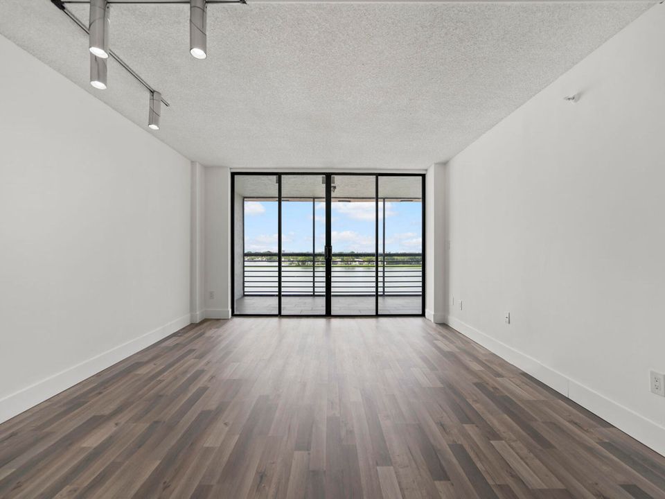 Active With Contract: $275,000 (2 beds, 2 baths, 1586 Square Feet)