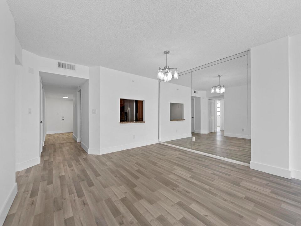 Active With Contract: $275,000 (2 beds, 2 baths, 1586 Square Feet)