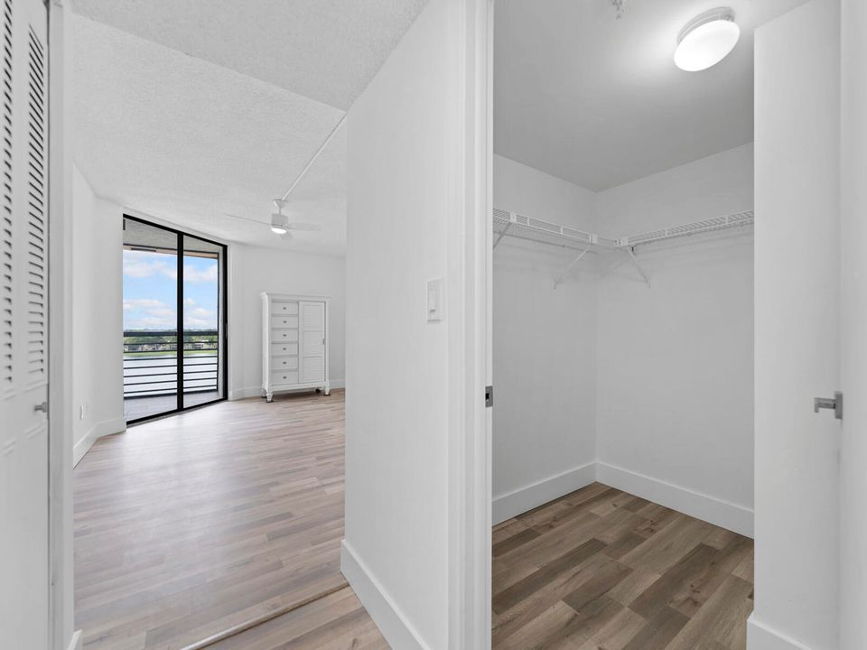 Active With Contract: $275,000 (2 beds, 2 baths, 1586 Square Feet)