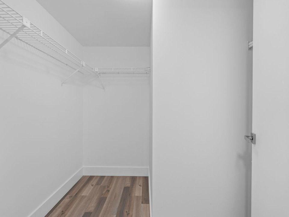 Active With Contract: $275,000 (2 beds, 2 baths, 1586 Square Feet)