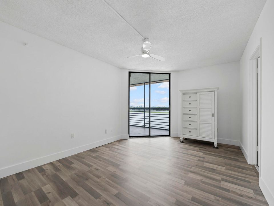 Active With Contract: $275,000 (2 beds, 2 baths, 1586 Square Feet)