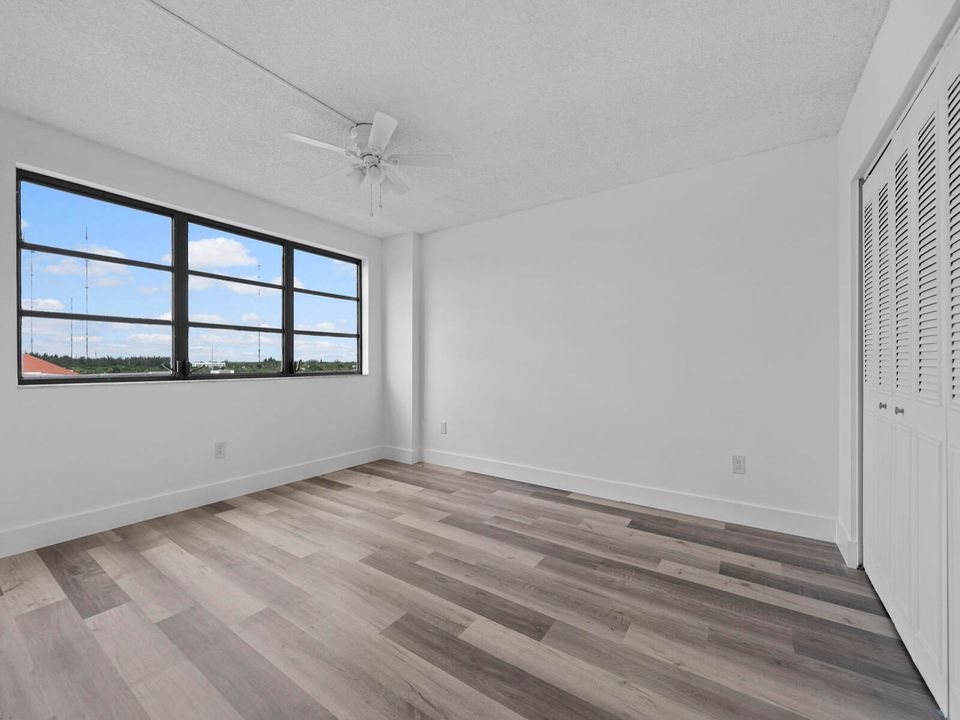 Active With Contract: $275,000 (2 beds, 2 baths, 1586 Square Feet)