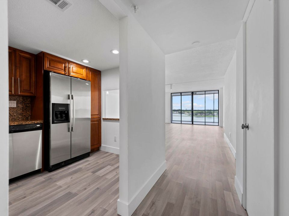 Active With Contract: $275,000 (2 beds, 2 baths, 1586 Square Feet)