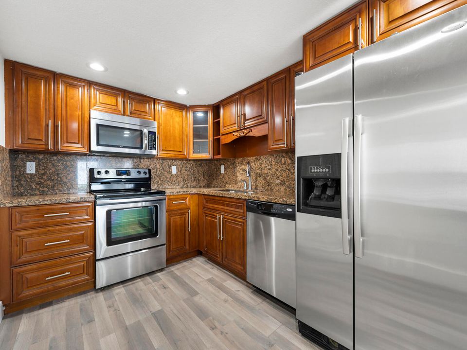 Active With Contract: $275,000 (2 beds, 2 baths, 1586 Square Feet)