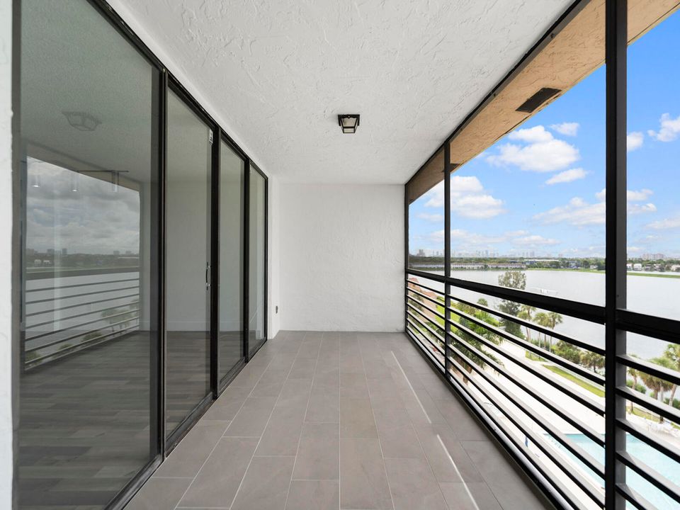 Active With Contract: $275,000 (2 beds, 2 baths, 1586 Square Feet)