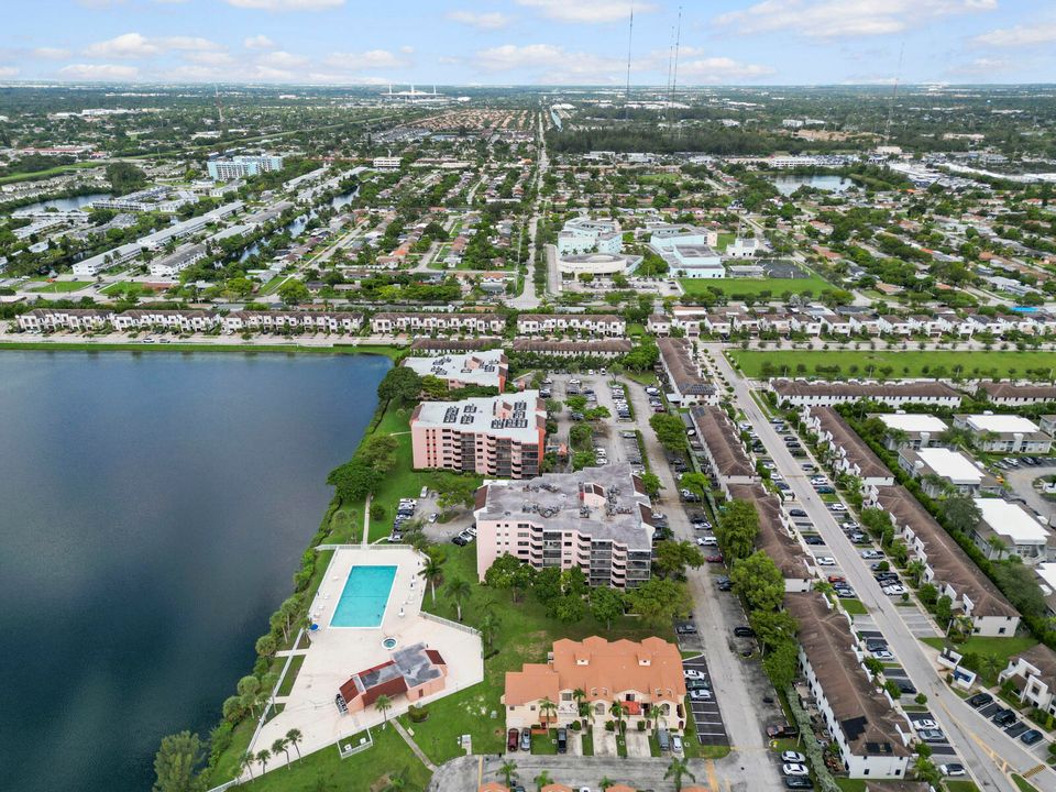 Active With Contract: $275,000 (2 beds, 2 baths, 1586 Square Feet)