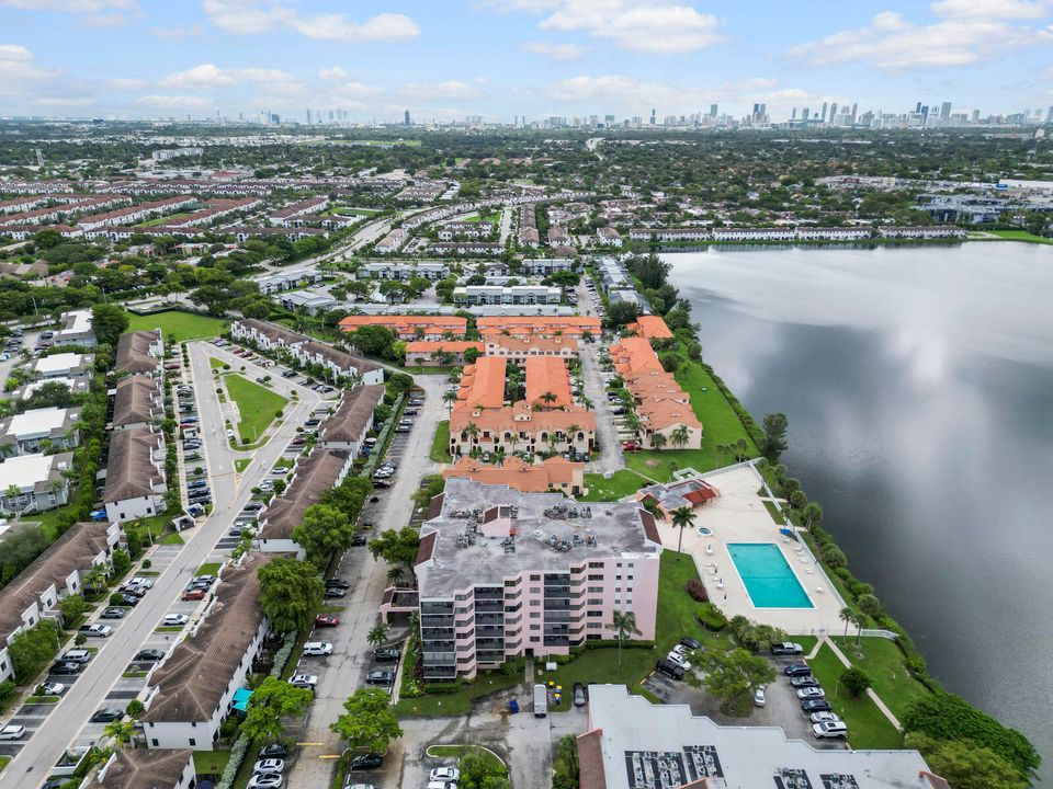 Active With Contract: $275,000 (2 beds, 2 baths, 1586 Square Feet)