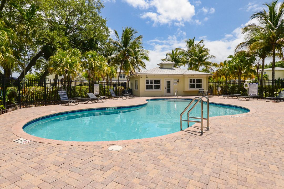 For Rent: $2,150 (4 beds, 2 baths, 1958 Square Feet)