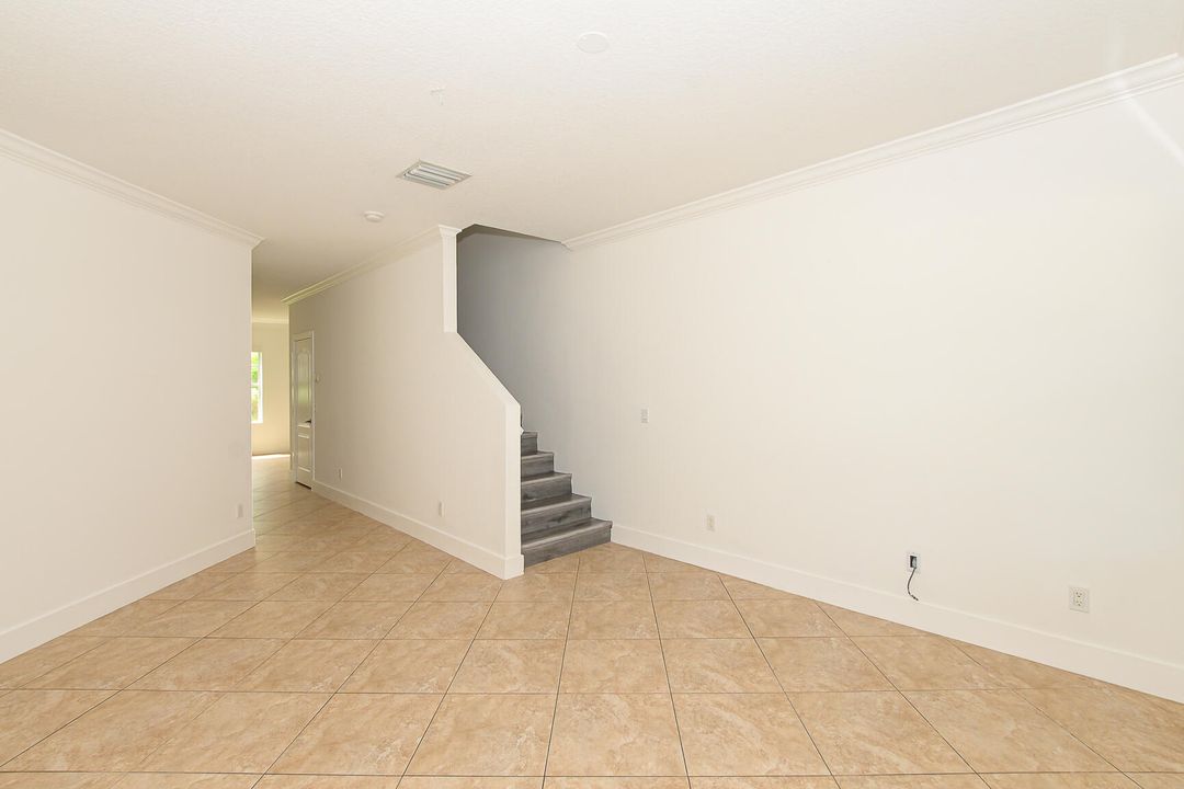 For Rent: $2,150 (4 beds, 2 baths, 1958 Square Feet)