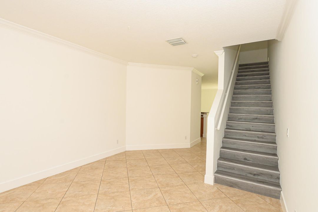 For Rent: $2,150 (4 beds, 2 baths, 1958 Square Feet)