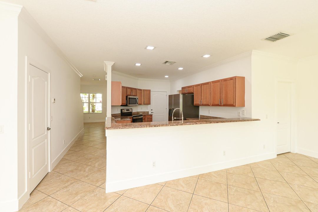 For Rent: $2,150 (4 beds, 2 baths, 1958 Square Feet)