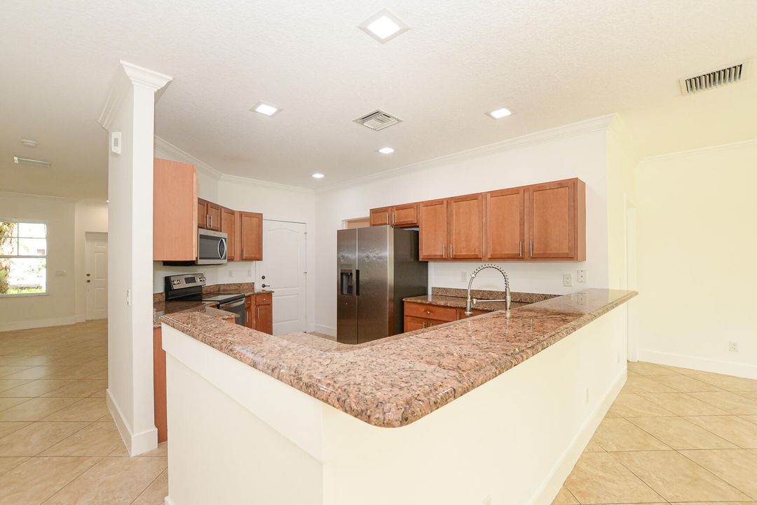 For Rent: $2,150 (4 beds, 2 baths, 1958 Square Feet)