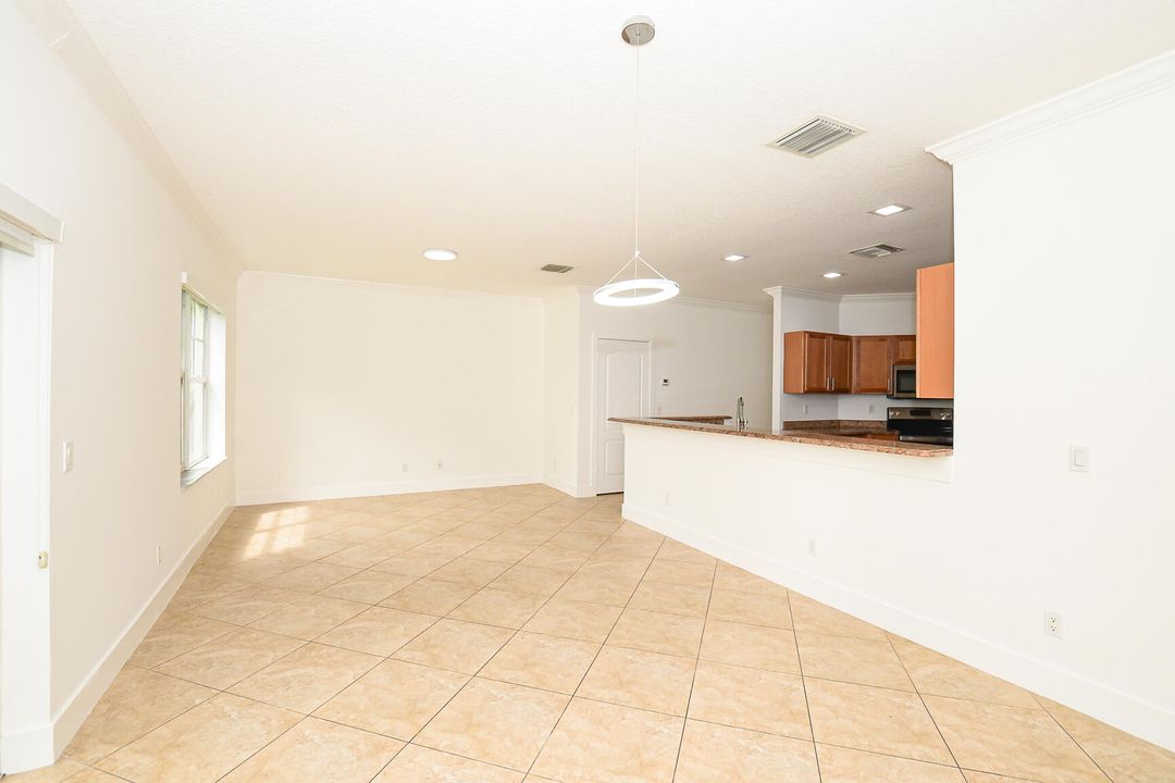 For Rent: $2,150 (4 beds, 2 baths, 1958 Square Feet)