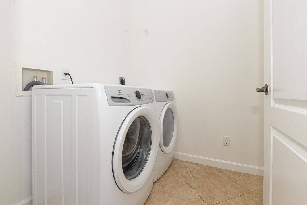 For Rent: $2,150 (4 beds, 2 baths, 1958 Square Feet)