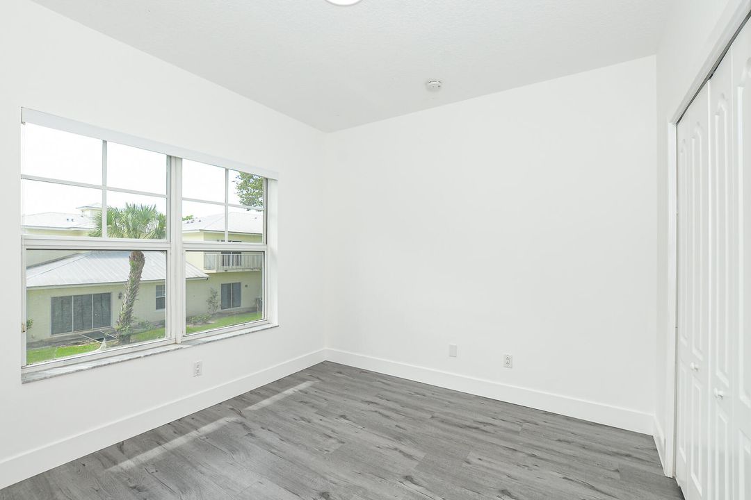 For Rent: $2,150 (4 beds, 2 baths, 1958 Square Feet)