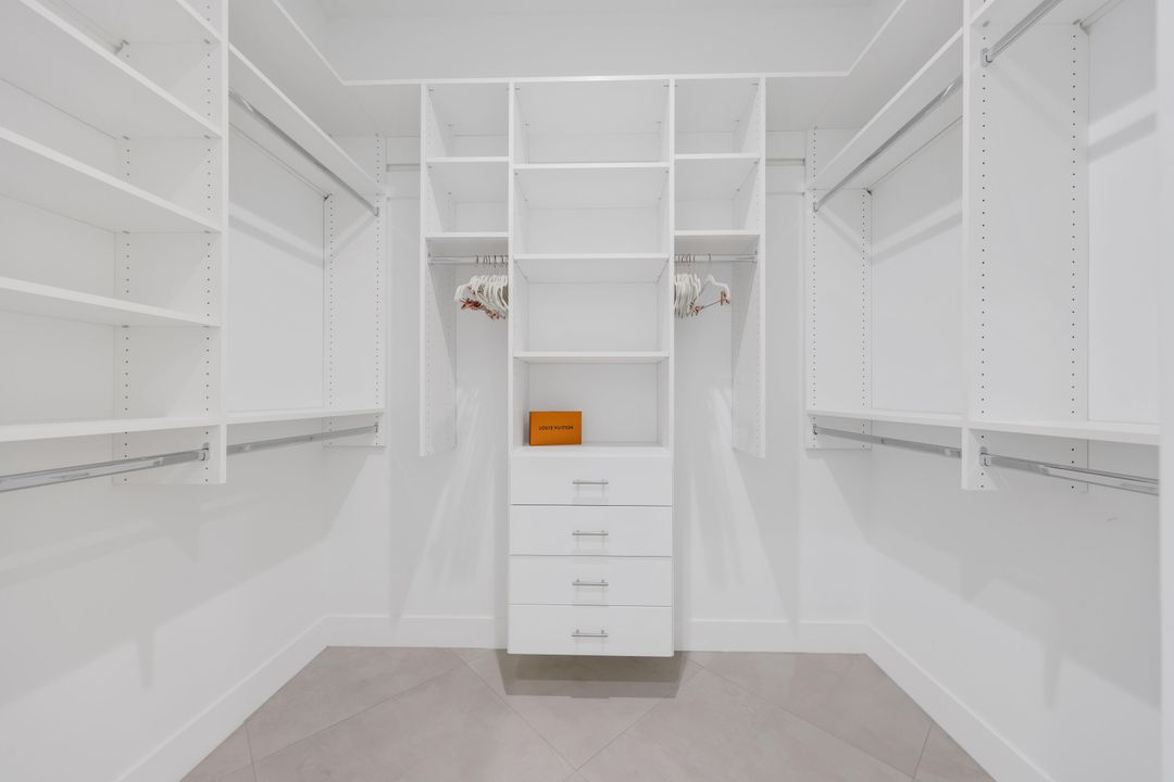 Activo con contrato: $2,349,000 (4 camas, 3 baños, 2709 Pies cuadrados)