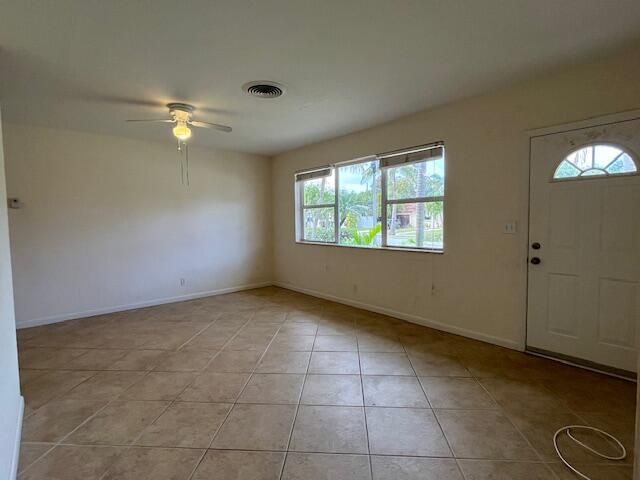 合同活跃: $895,000 (2 贝兹, 1 浴室, 987 平方英尺)