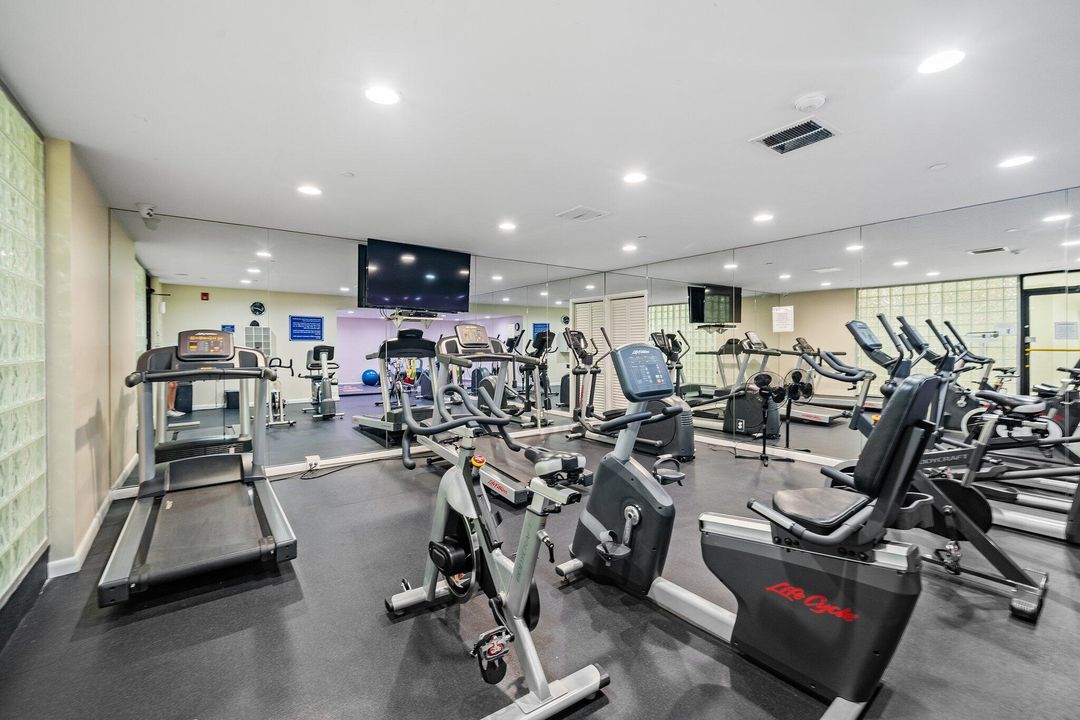 For Rent: $7,500 (2 beds, 3 baths, 2011 Square Feet)