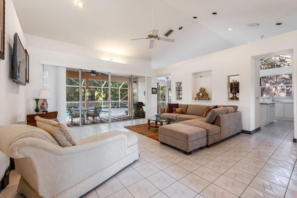 合同活跃: $5,000 (2 贝兹, 2 浴室, 2065 平方英尺)