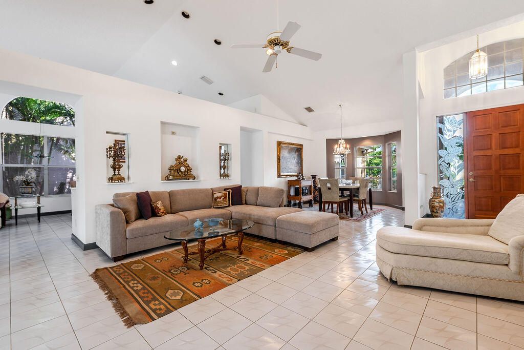 合同活跃: $5,000 (2 贝兹, 2 浴室, 2065 平方英尺)