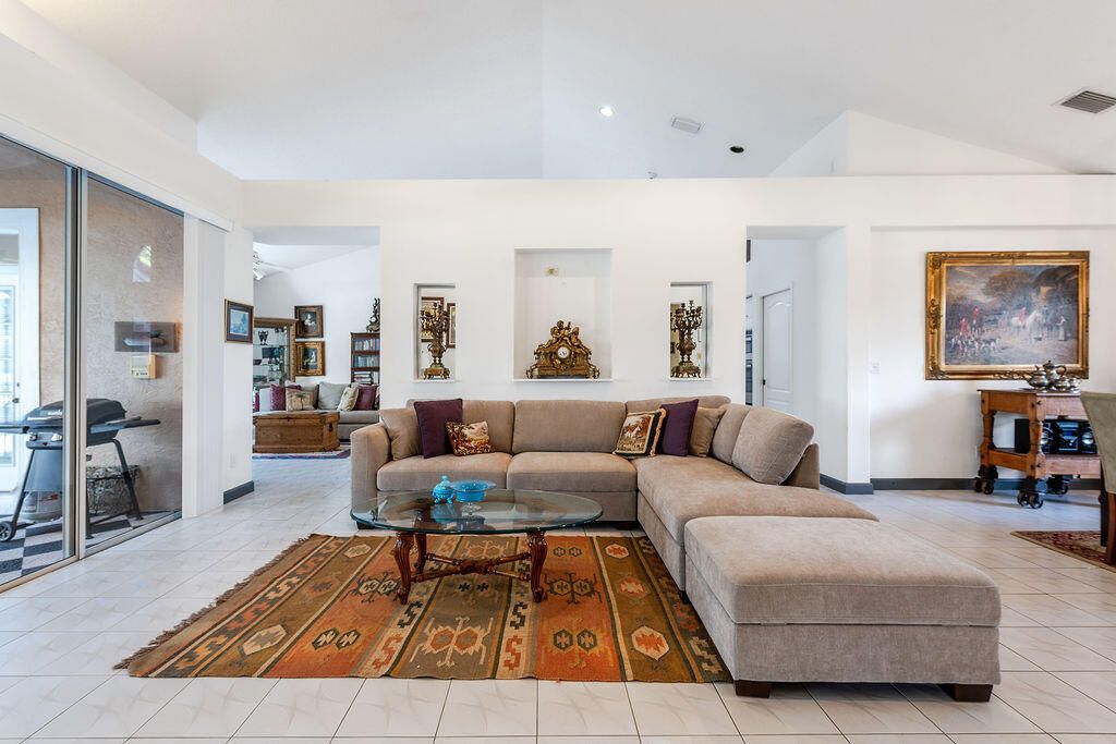 合同活跃: $5,000 (2 贝兹, 2 浴室, 2065 平方英尺)