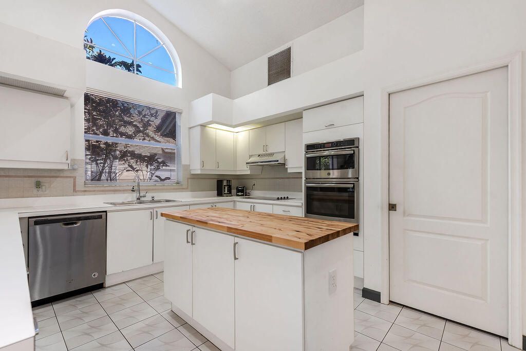 合同活跃: $5,000 (2 贝兹, 2 浴室, 2065 平方英尺)