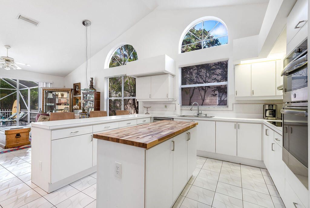 合同活跃: $5,000 (2 贝兹, 2 浴室, 2065 平方英尺)