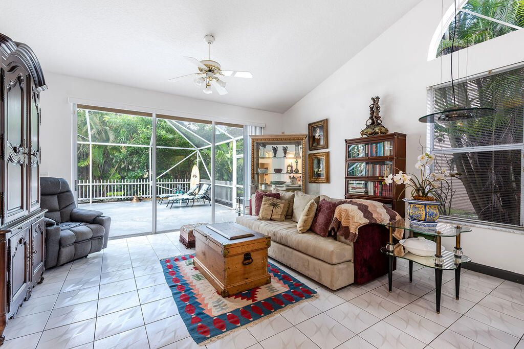 合同活跃: $5,000 (2 贝兹, 2 浴室, 2065 平方英尺)