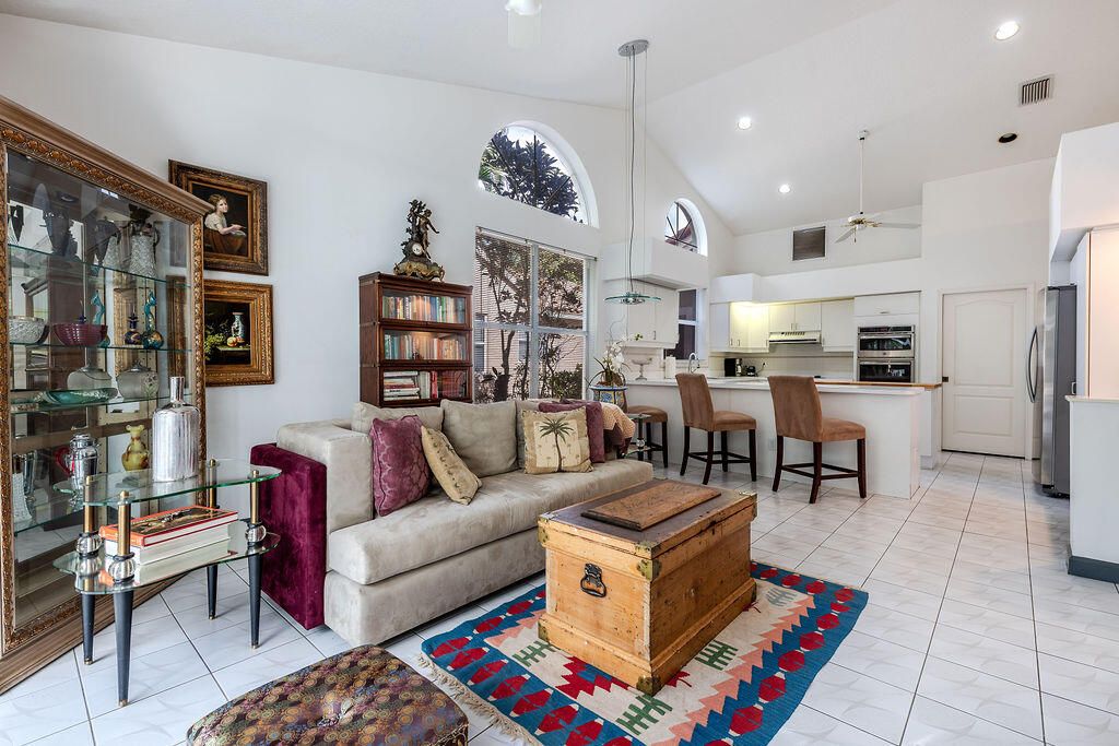 合同活跃: $5,000 (2 贝兹, 2 浴室, 2065 平方英尺)