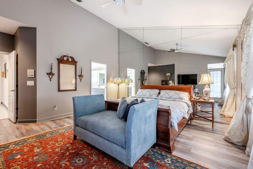 合同活跃: $5,000 (2 贝兹, 2 浴室, 2065 平方英尺)