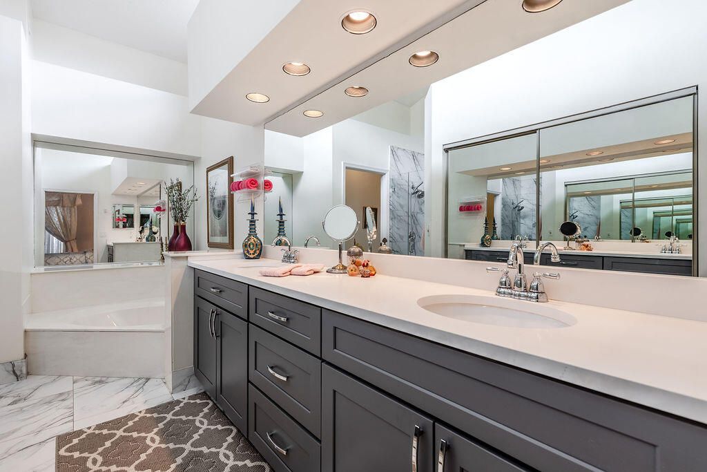 合同活跃: $5,000 (2 贝兹, 2 浴室, 2065 平方英尺)