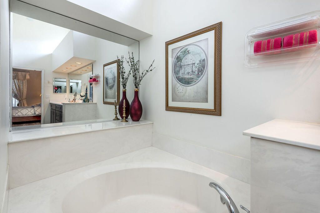 合同活跃: $5,000 (2 贝兹, 2 浴室, 2065 平方英尺)