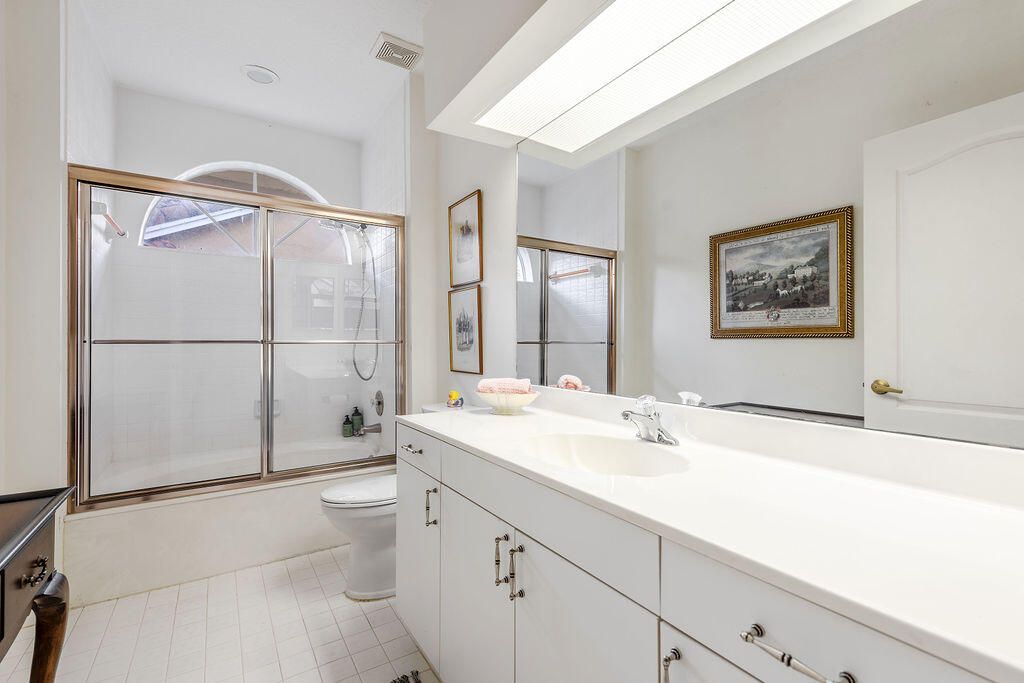 合同活跃: $5,000 (2 贝兹, 2 浴室, 2065 平方英尺)