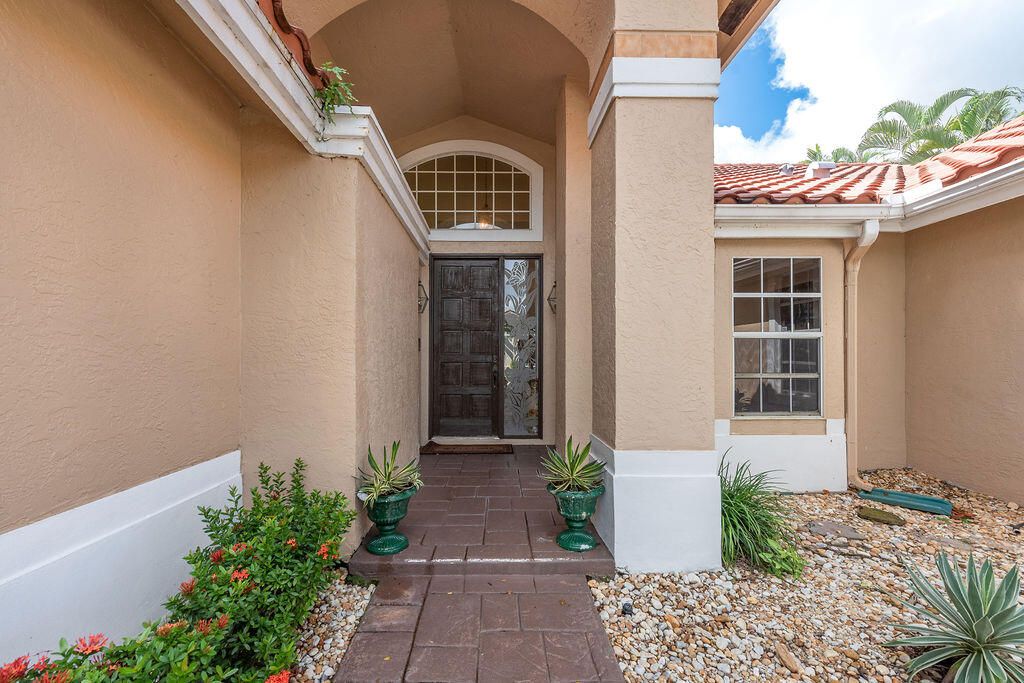 合同活跃: $5,000 (2 贝兹, 2 浴室, 2065 平方英尺)