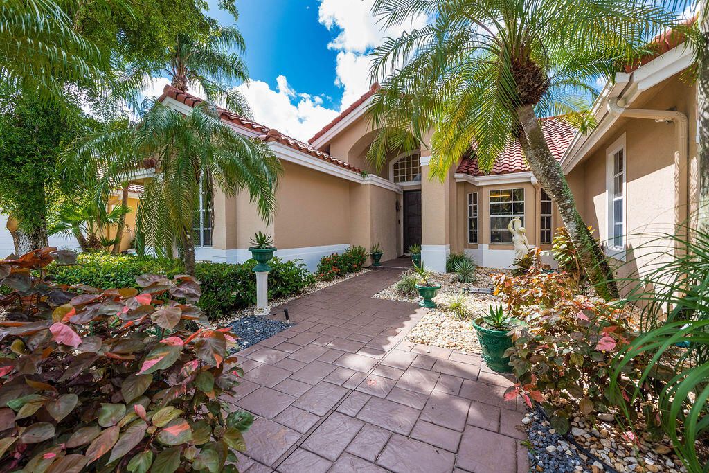 合同活跃: $5,000 (2 贝兹, 2 浴室, 2065 平方英尺)