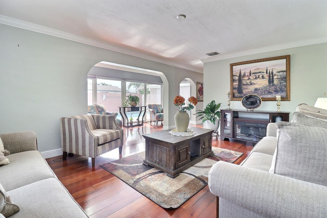 合同活跃: $649,999 (4 贝兹, 3 浴室, 2433 平方英尺)