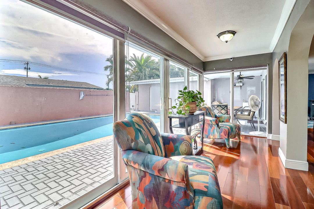 合同活跃: $649,999 (4 贝兹, 3 浴室, 2433 平方英尺)