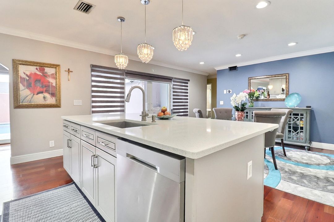 合同活跃: $649,999 (4 贝兹, 3 浴室, 2433 平方英尺)