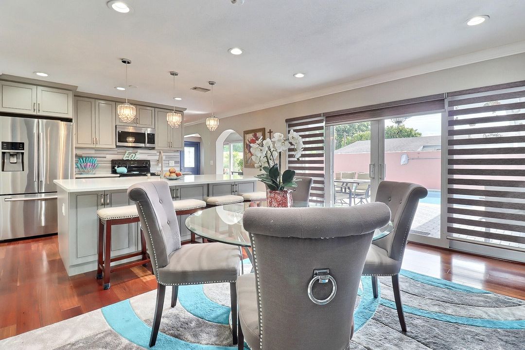 合同活跃: $649,999 (4 贝兹, 3 浴室, 2433 平方英尺)